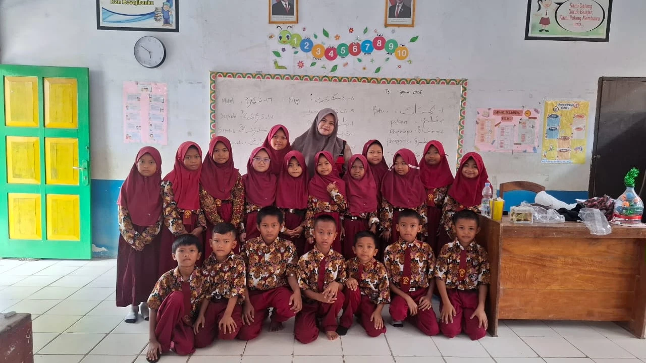 Mahasiswa KKN Tematik Inovasi Daerah Gelombang 115 Program Studi Sastra Arab Universitas Hasanuddin berfoto bersama siswa sekolah dasar di Kelurahan Lancirang usai pelaksanaan Arabic Fun Learning, sebagai upaya menghadirkan pembelajaran bahasa Arab yang ramah, menyenangkan, dan dekat dengan kehidupan anak-anak.